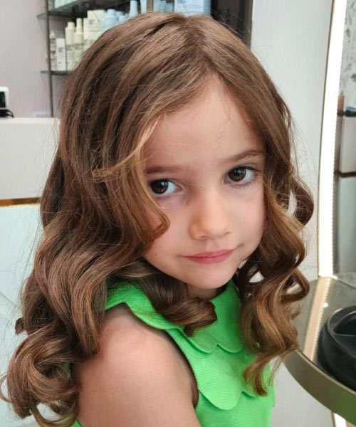 Choisissez un coiffeur visagiste pour votre en fant à Paris 7e