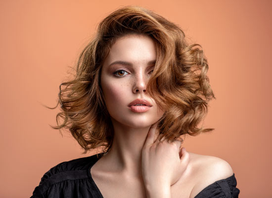 Femme coiffée par un coiffeur visagiste à Paris 7e