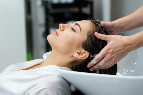 Détendez-vous avec un massage énergétique du cuir chevelu