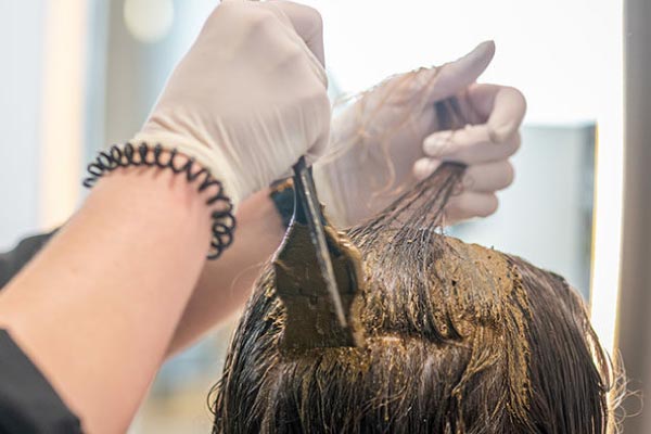 Technique de pose de coloration végétale à une cliente