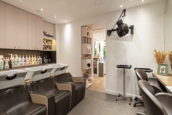 Découvrez les postes de lavage des cheveux de Yoni Coiffure Paris 7e